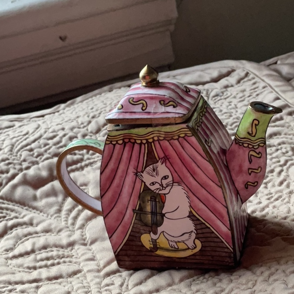 Mini vintage tea pot with cats